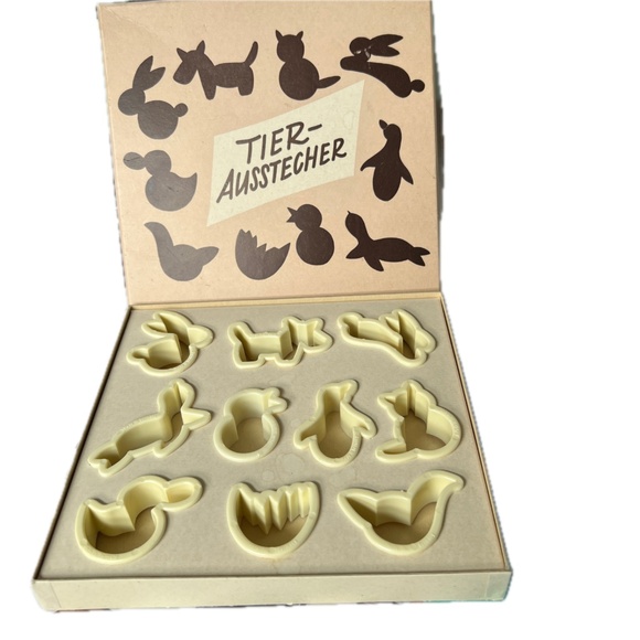 Vintage 10 Mini Cookie Cutters Child Size Plastic New in Box Western Germany - Picture 3 of 5